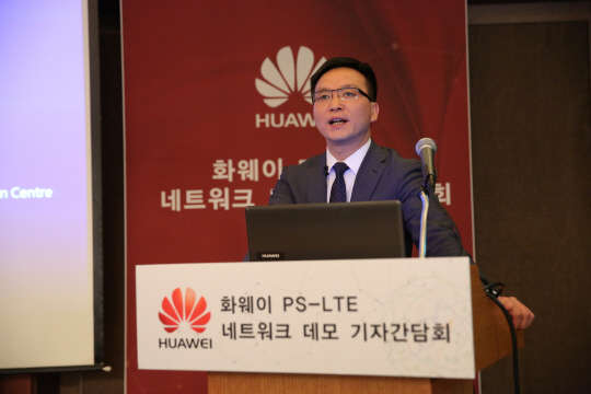 왕칭원 화웨이 글로벌LTE 사업부 부사장이 28일 서울 소공동 롯데호텔에서 열린 간담회에서 화웨이 공공 재난안전망 기술에 대해 설명하고 있다.  화웨이코리아 제공